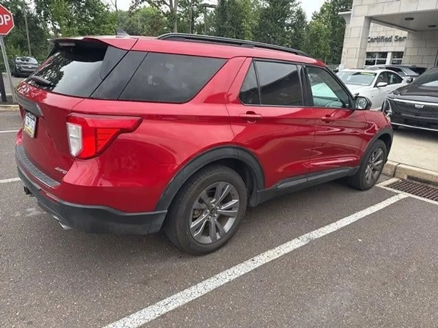 2022 Ford Explorer XLT photo 1