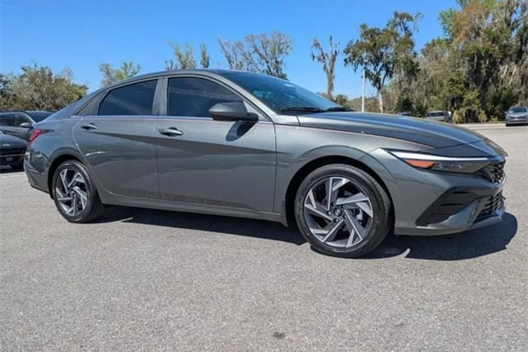 2025 Hyundai Elantra SEL Convenience photo 1