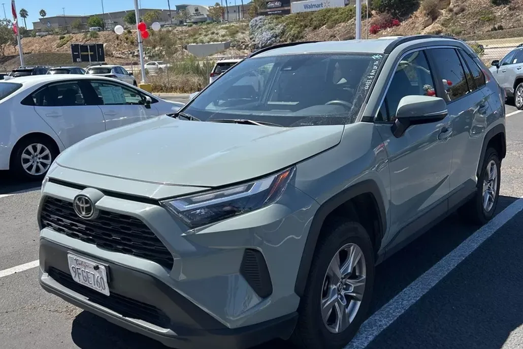 2023 Toyota RAV4 XLE photo 1