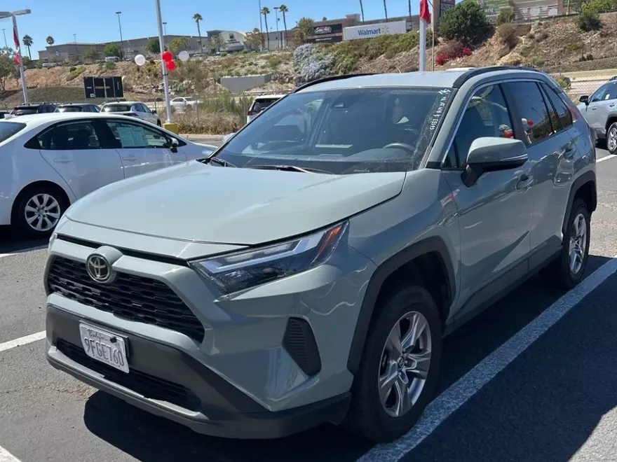 2023 Toyota RAV4 XLE photo 1