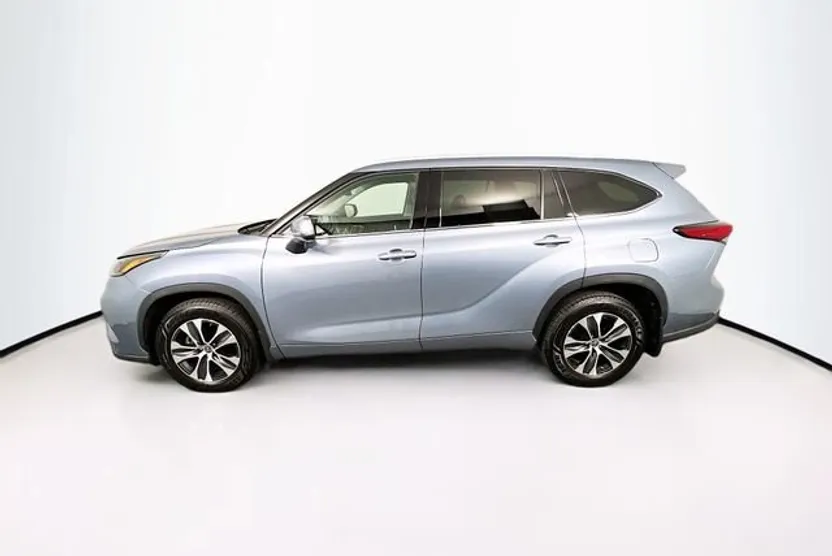 2022 Toyota Highlander XLE photo 1