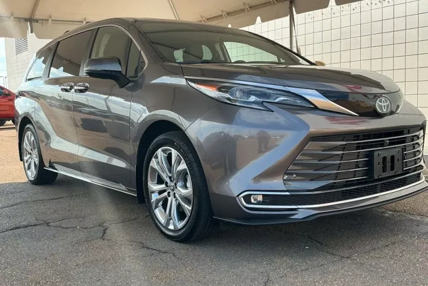 2024 Toyota Sienna Platinum photo 1