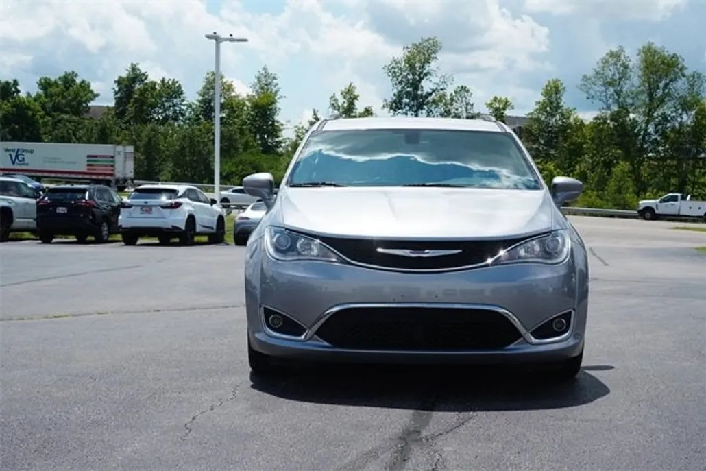 2020 Chrysler Pacifica Touring L photo 1