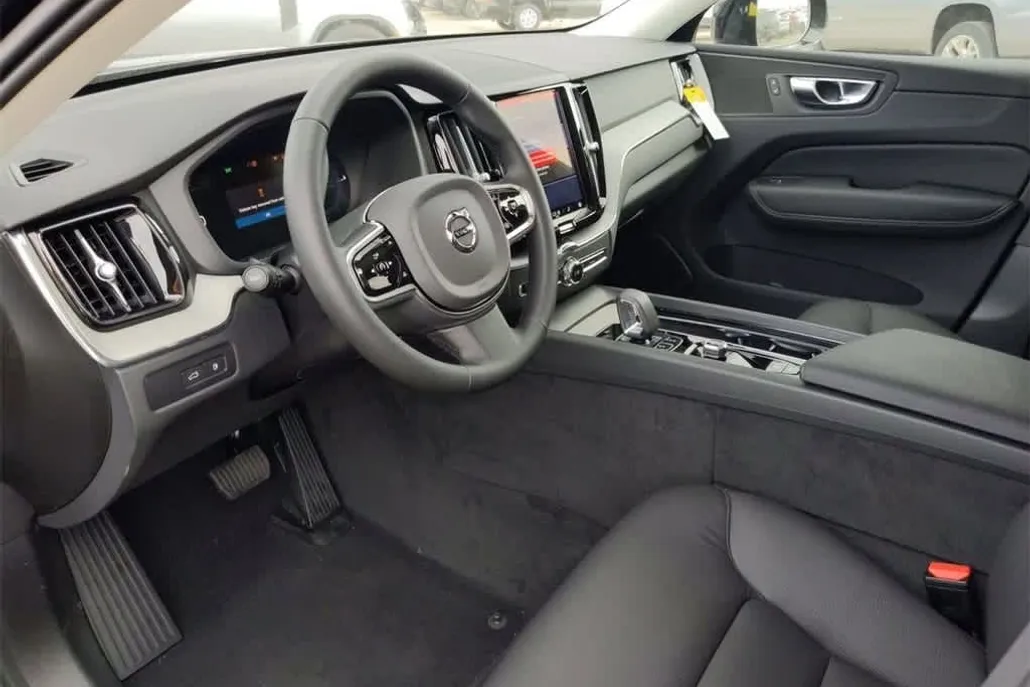 2025 Volvo XC60 Hybrid T8 Plus photo 1