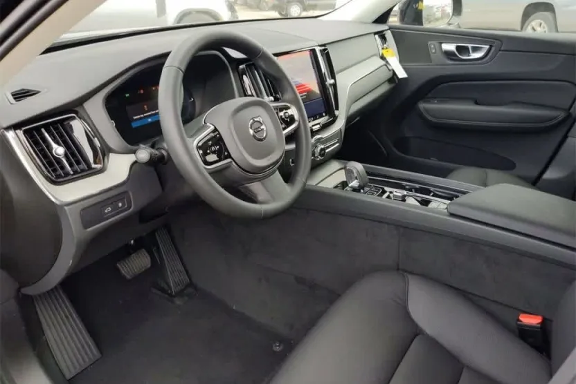 2025 Volvo XC60 Hybrid T8 Plus photo 1