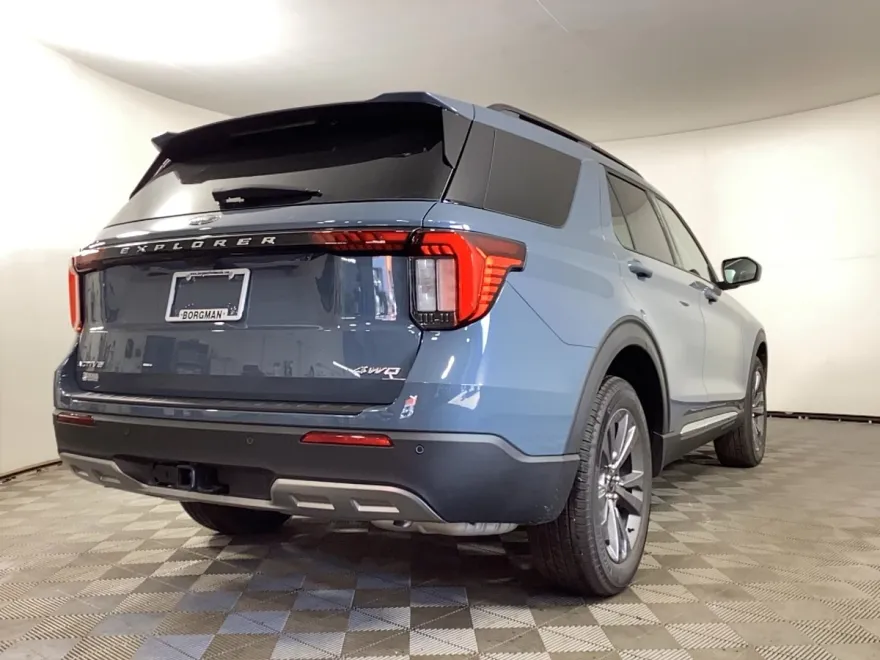 2025 Ford Explorer photo 1