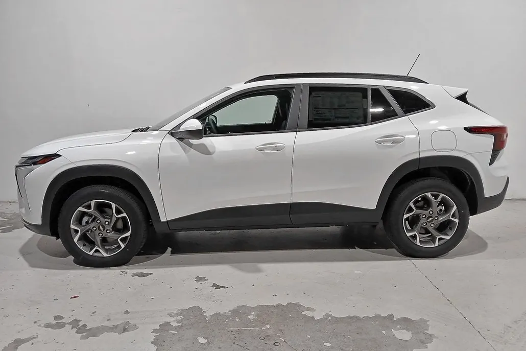 2025 Chevrolet Trax LT photo 1