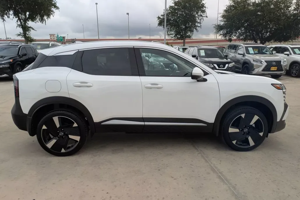 2025 Nissan Kicks SR photo 1