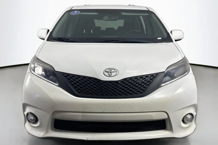 2015 Toyota Sienna SE photo 1