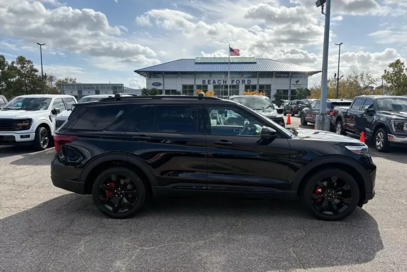 2023 Ford Explorer ST photo 1
