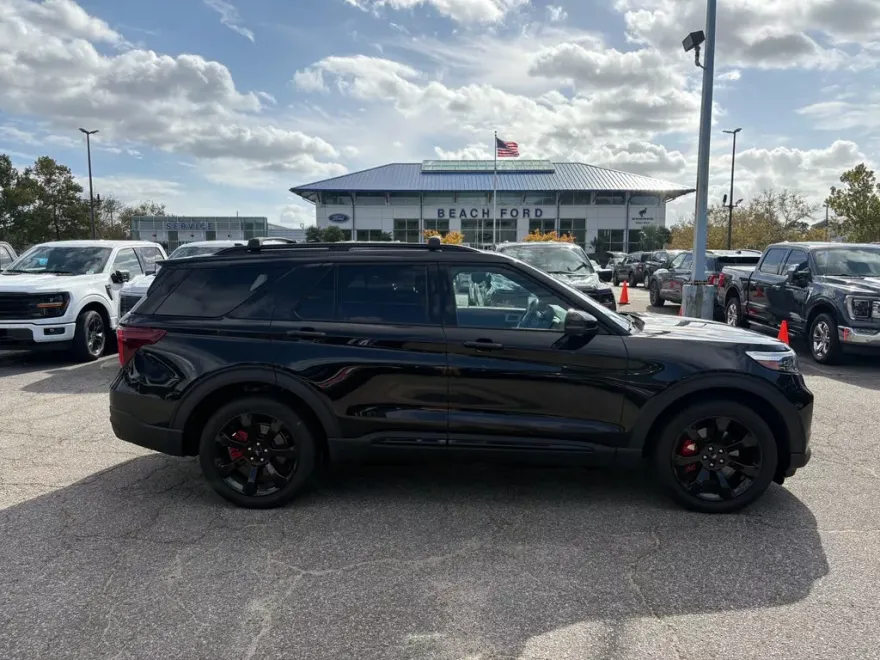 2023 Ford Explorer ST photo 1