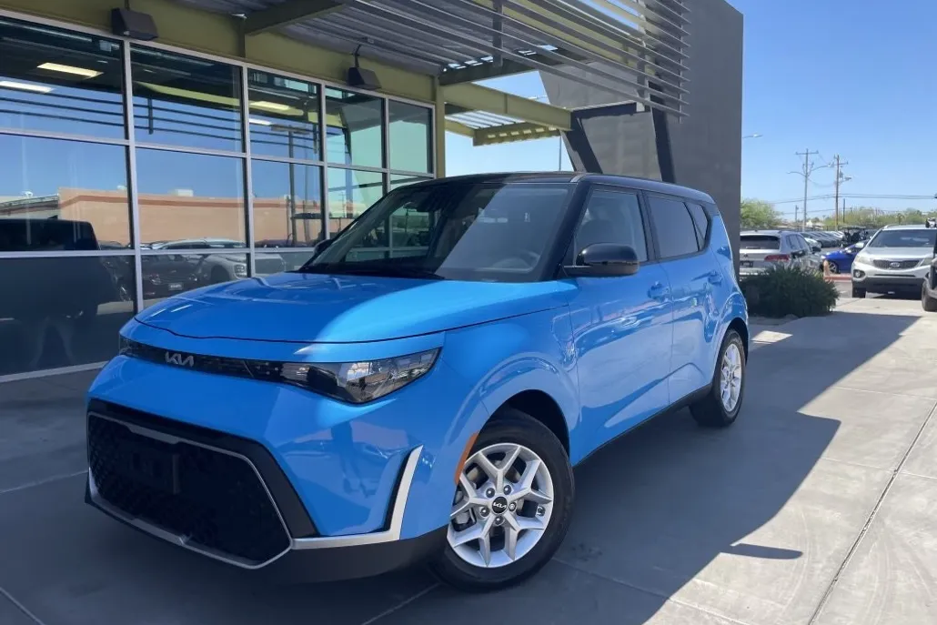 2023 Kia Soul S photo 1