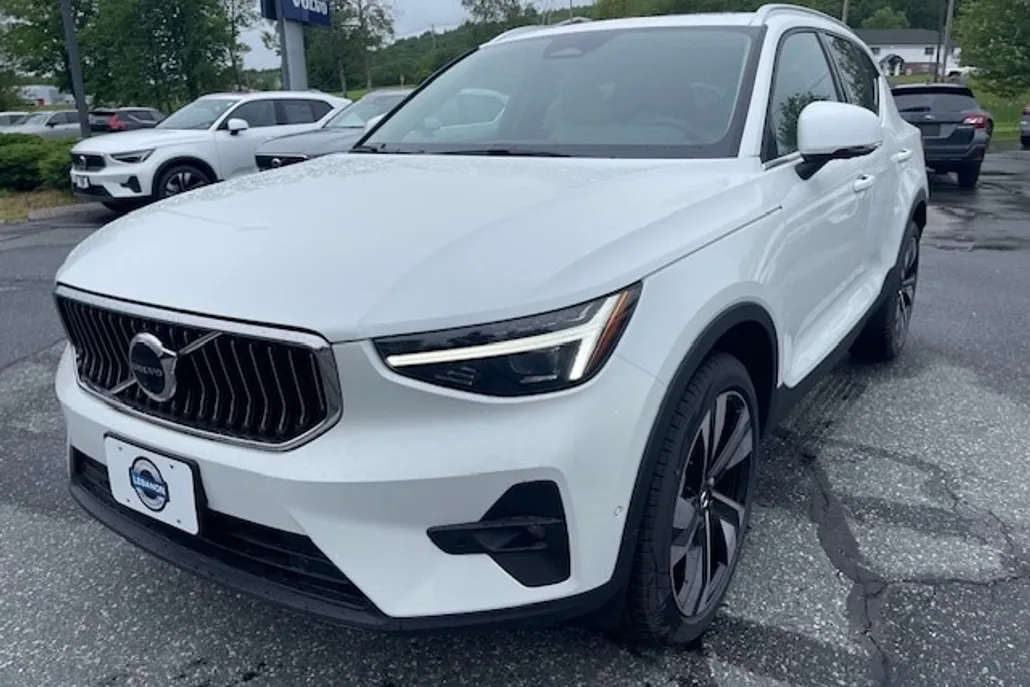2025 Volvo XC40 photo 1