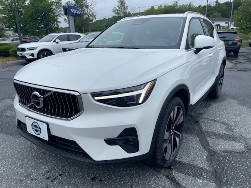 2025 Volvo XC40 photo 1