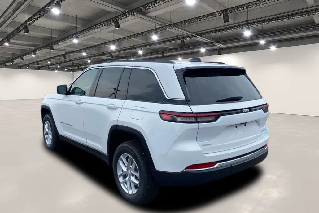 2025 Jeep Grand Cherokee Laredo photo 1