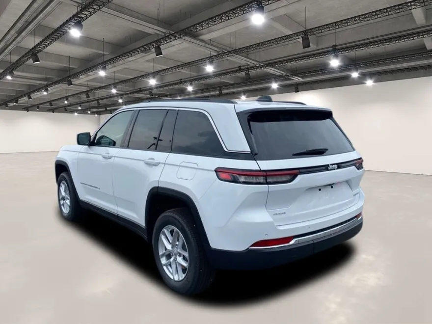 2025 Jeep Grand Cherokee Laredo photo 1