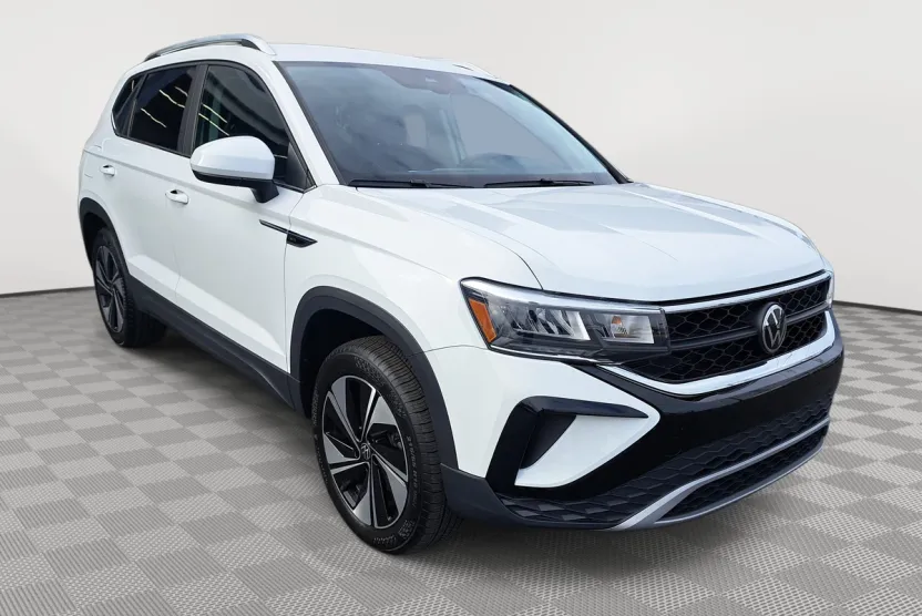 2024 Volkswagen Taos SE photo 1