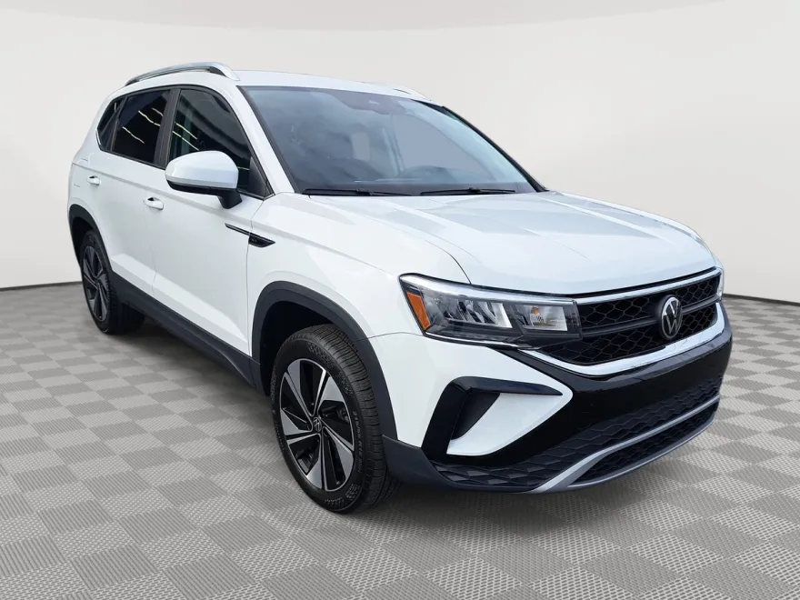 2024 Volkswagen Taos SE photo 1