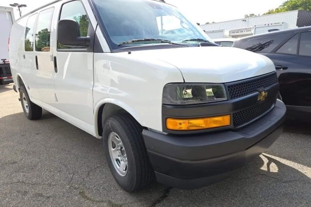 2025 Chevrolet Express Cargo 3500 photo 1