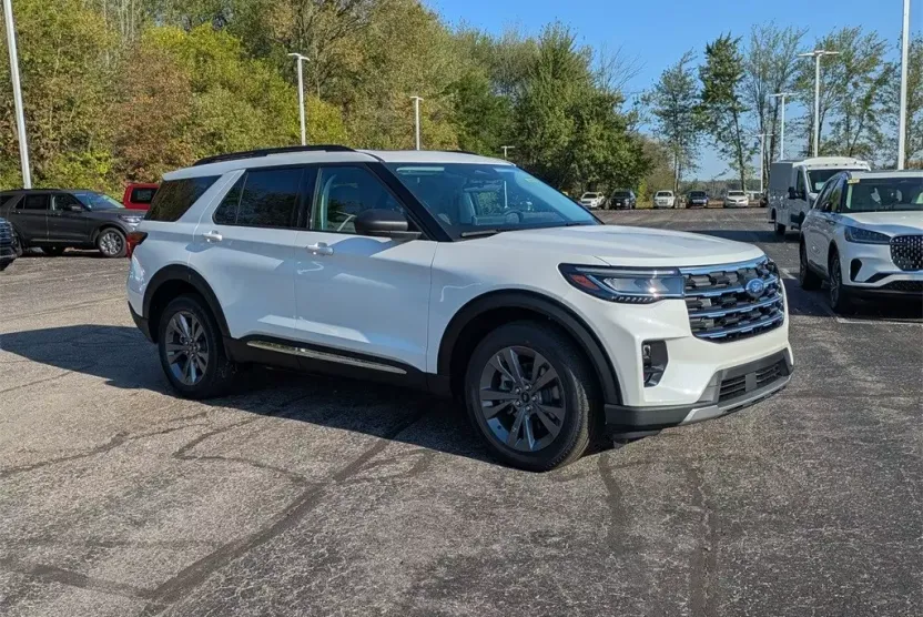 2025 Ford Explorer photo 1