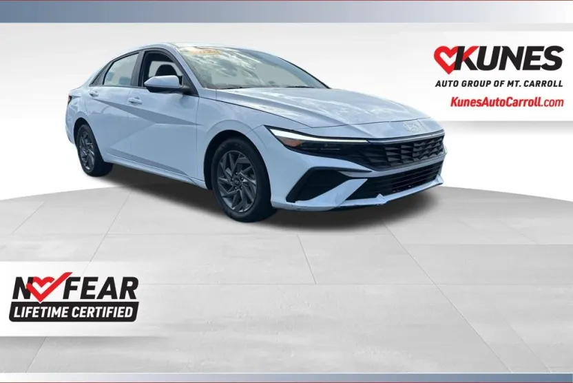 2024 Hyundai Elantra SEL photo 1