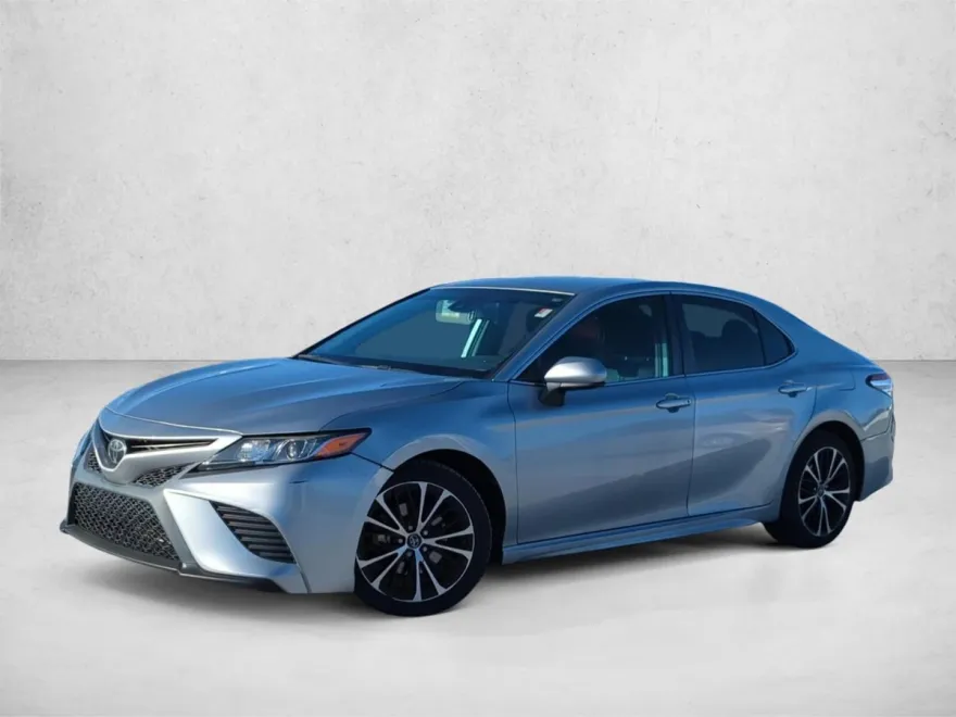 2020 Toyota Camry SE photo 1