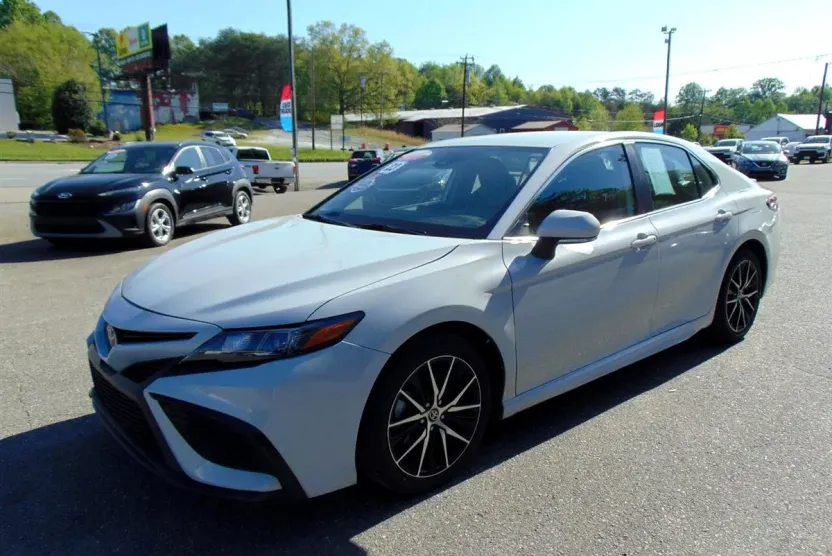 2023 Toyota Camry SE photo 1