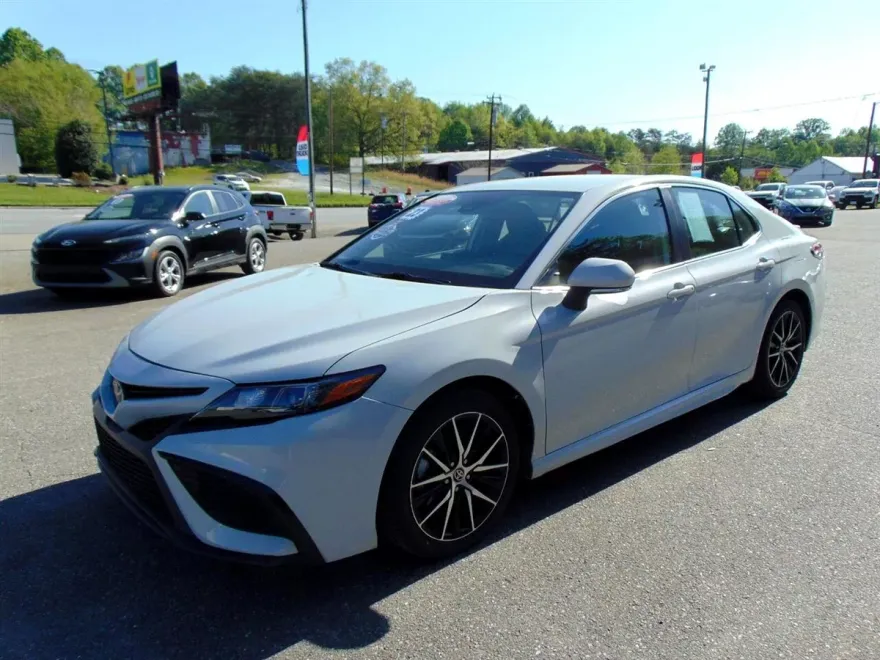 2023 Toyota Camry SE photo 1