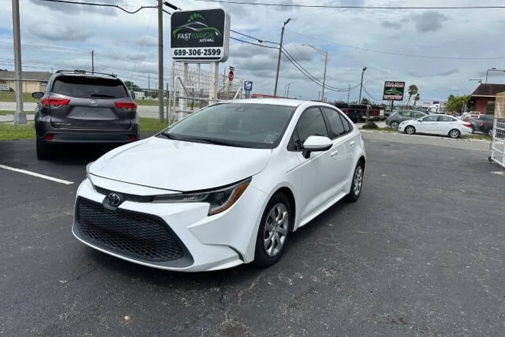 2021 Toyota Corolla LE photo 1