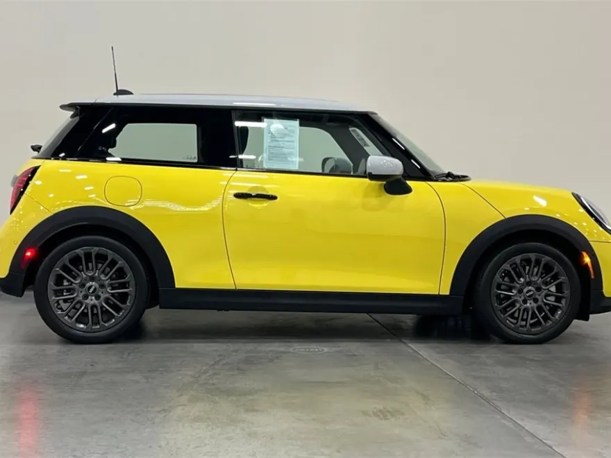 2025 Mini Cooper 2 Door Hardtop Signature photo 1