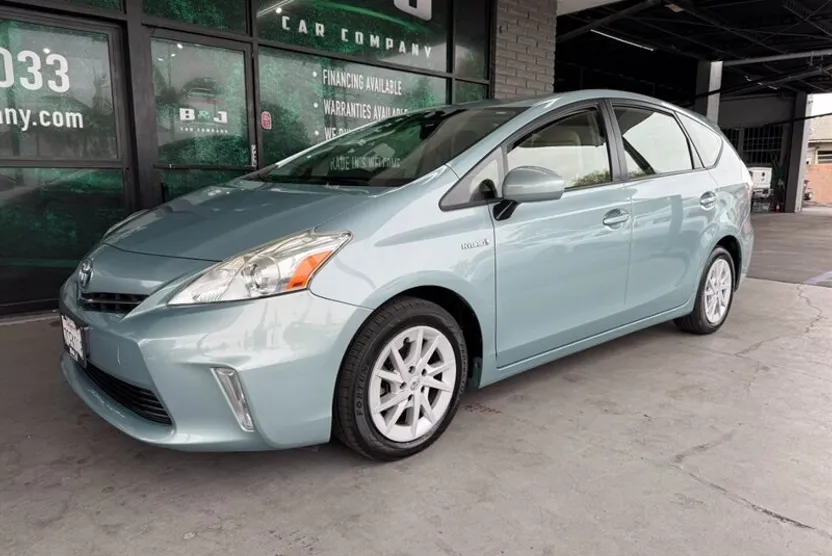 2013 Toyota Prius V Two photo 1
