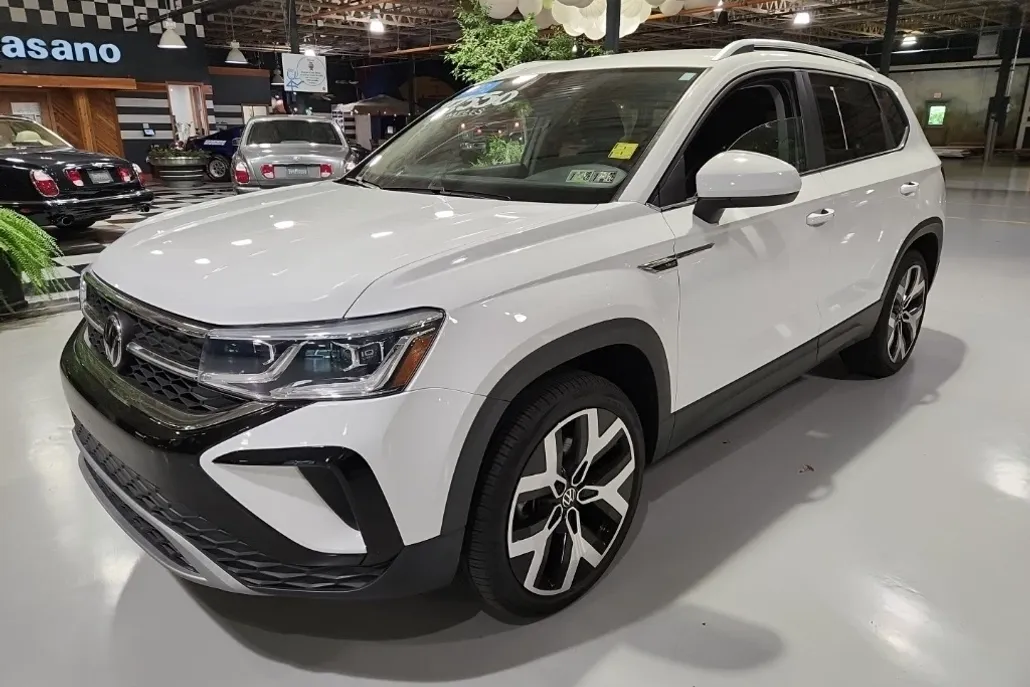 2022 Volkswagen Taos SEL photo 1