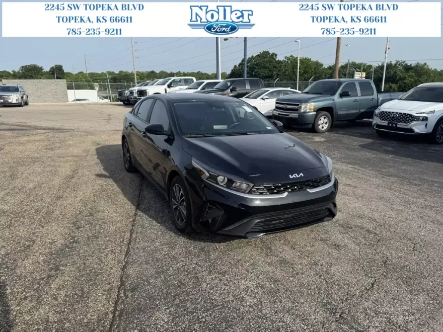 2023 Kia Forte LXS photo 1