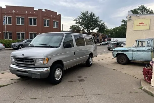 1999 Ford E-350 photo 2