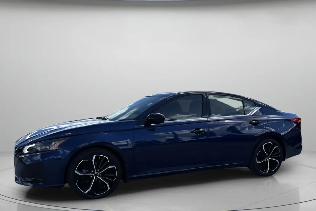 2023 Nissan Altima 2.5 SR photo 1