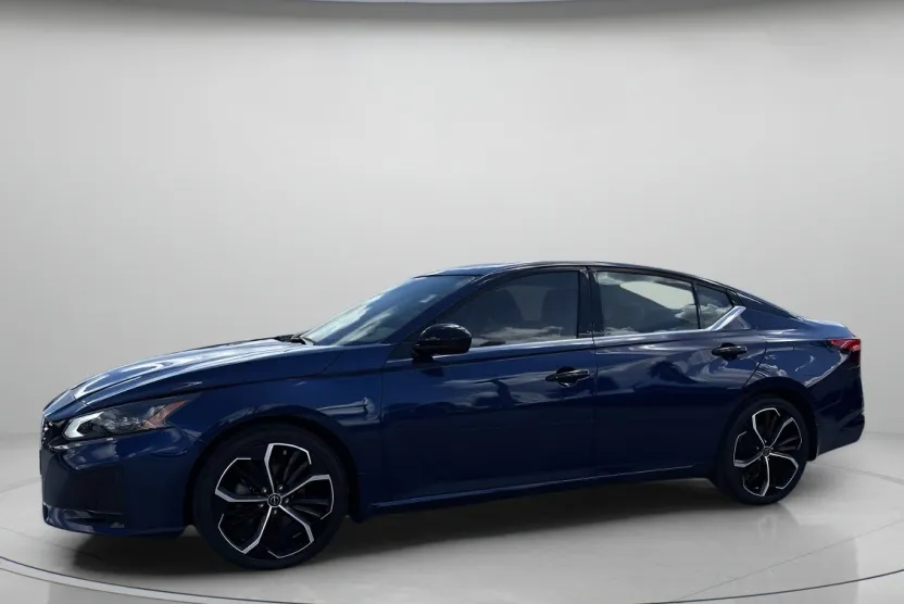 2023 Nissan Altima 2.5 SR photo 1