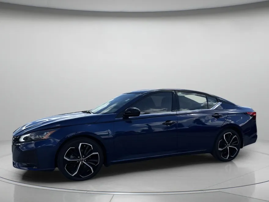 2023 Nissan Altima 2.5 SR photo 1