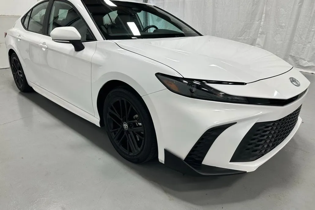 2025 Toyota Camry SE photo 1