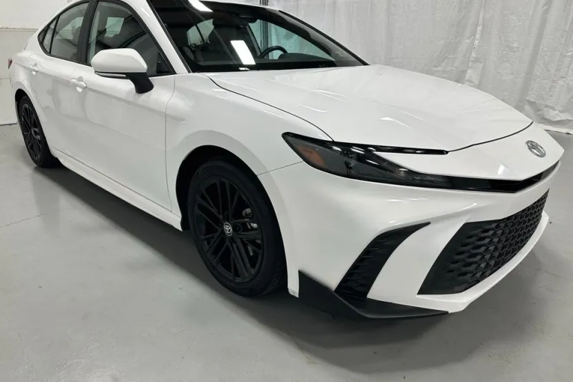 2025 Toyota Camry SE photo 1