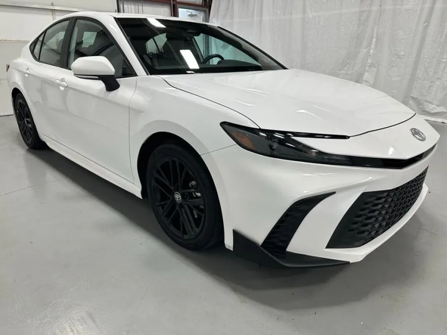 2025 Toyota Camry SE photo 1