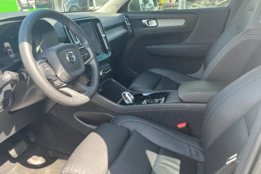 2023 Volvo XC40 Plus photo 1