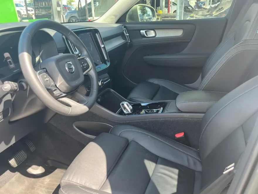 2023 Volvo XC40 Plus photo 1