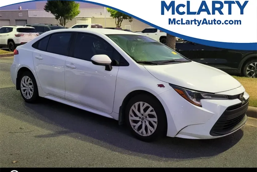 2023 Toyota Corolla LE photo 1