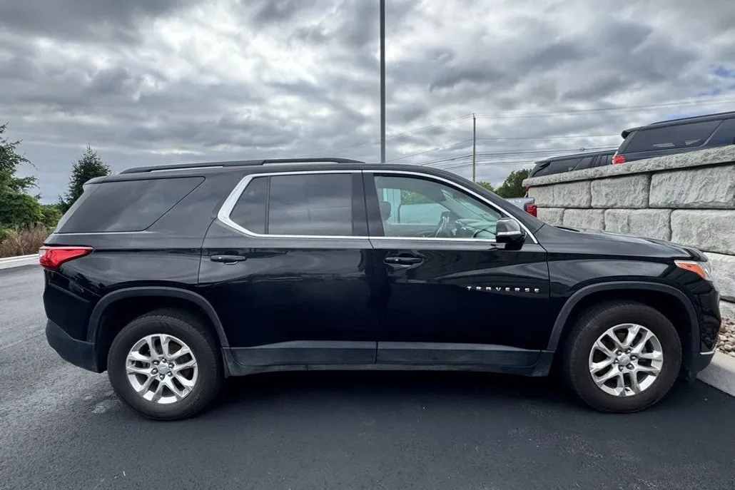 2021 Chevrolet Traverse Cloth photo 1