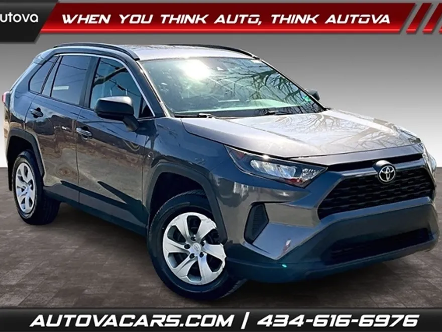 2021 Toyota RAV4 LE photo 1