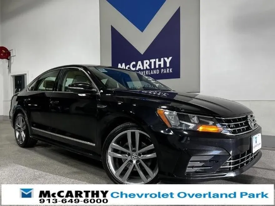 2017 Volkswagen Passat R-Line photo 1
