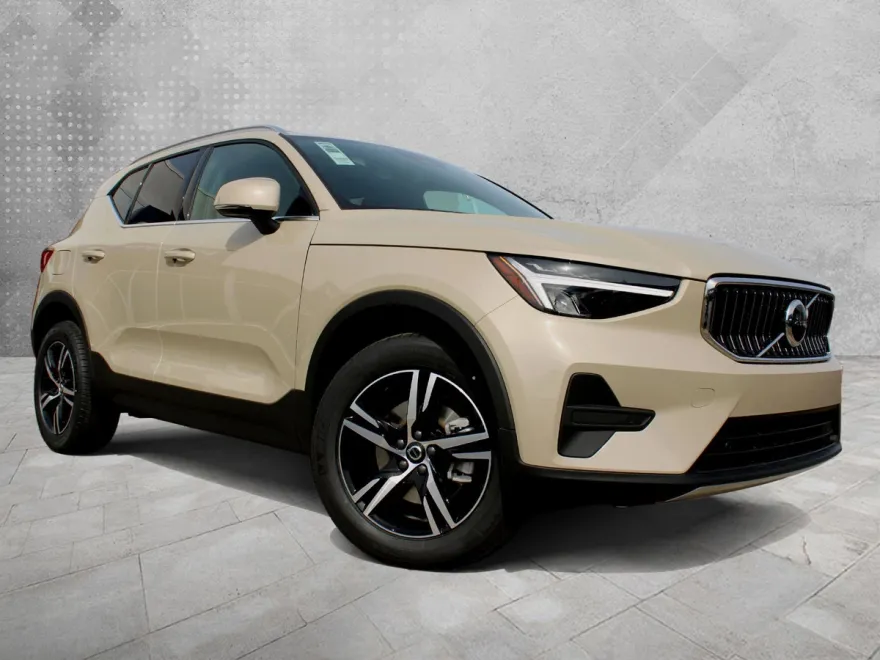 2025 Volvo XC40 Core photo 1