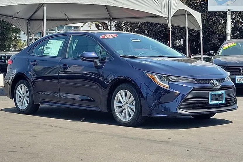 2025 Toyota Corolla LE photo 1