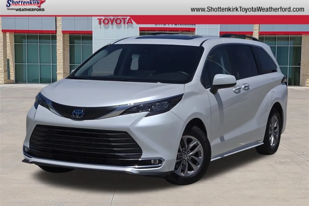 2024 Toyota Sienna XLE photo 1