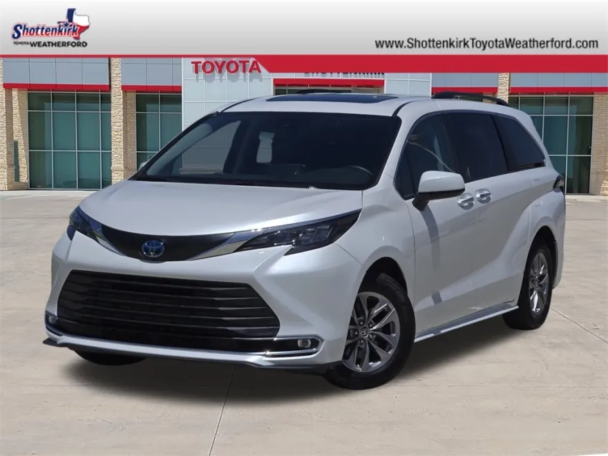 2024 Toyota Sienna XLE photo 1